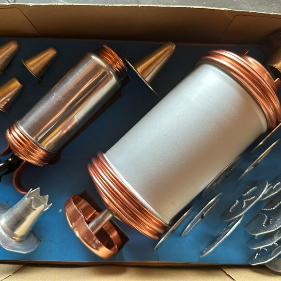 MIRRO VINTAGE COOKY-PASTRY PRESS & DECORATOR SET - Picture 2 of 6